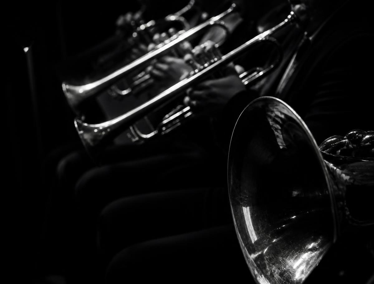 Instrumentos de sopro de metal em um teatro escuro